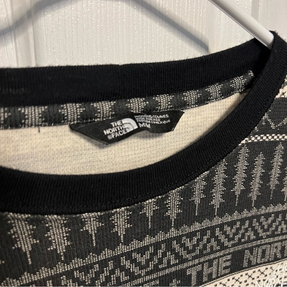 5/$100 The North Face Black/Cream top - Picture 3 of 4